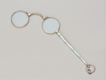 《銀メッキ製 スプリングローネット エナメル装飾》1840-50年代　株式会社東京メガネ蔵